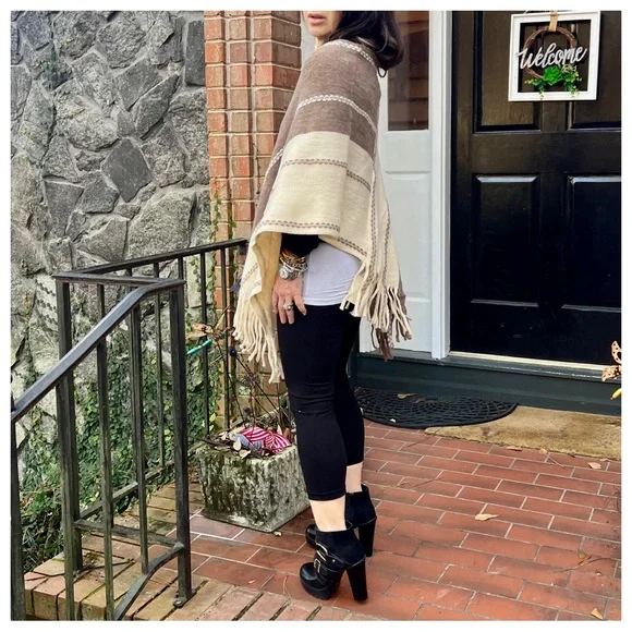 #15 CHIC KNIT BOHO FRINGED PONCHO - Picture 4 of 6